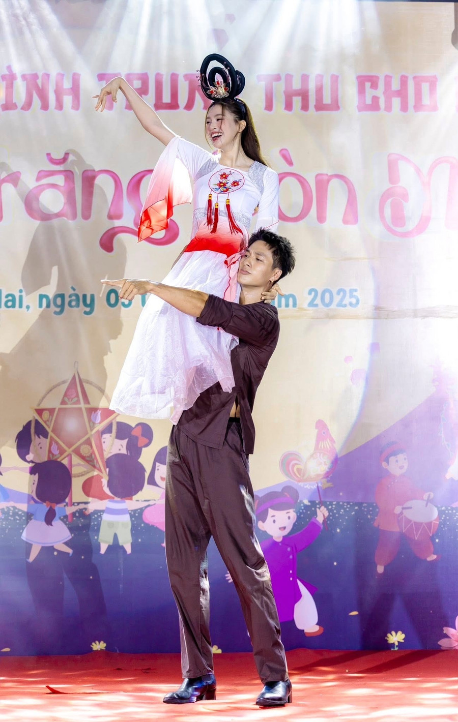 Hoa hậu Tiểu Vy, Lương Thùy Linh lan tỏa yêu thương tới các em nhỏ mùa Trung thu