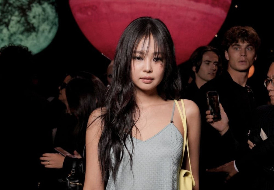 Jennie (BLACKPINK) xuất hiện ấn tượng, diện trang phục như "đồ ngủ" đi sự kiện