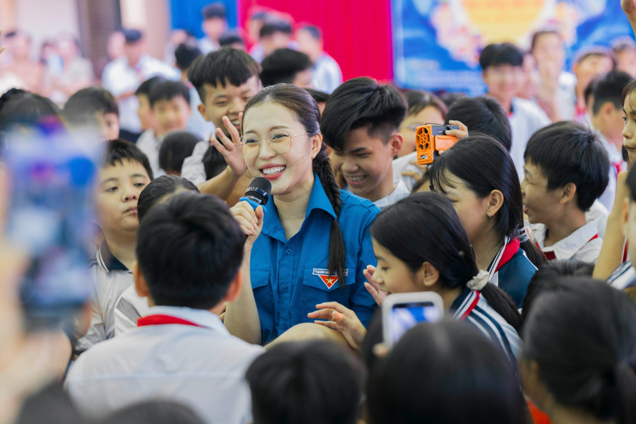 Hoa hậu Tiểu Vy, Lương Thùy Linh lan tỏa yêu thương tới các em nhỏ mùa Trung thu
