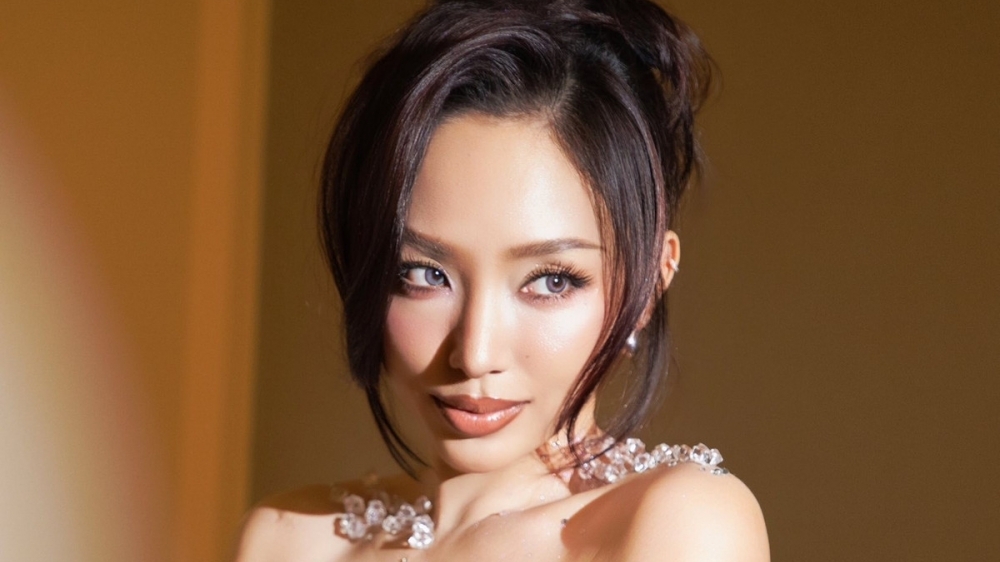 Tóc Tiên khoe vai trần thon thả và vòng eo săn chắc nuột nà