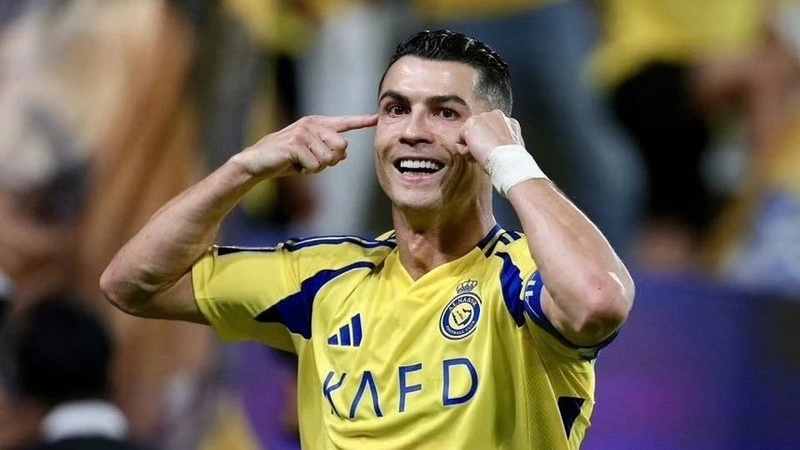 Vượt mặt Messi, Ronaldo đi vào lịch sử bóng đá