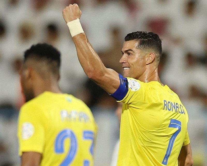 Vượt mặt Messi, Ronaldo đi vào lịch sử bóng đá