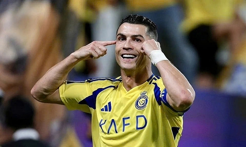 Vượt mặt Messi, Ronaldo đi vào lịch sử bóng đá