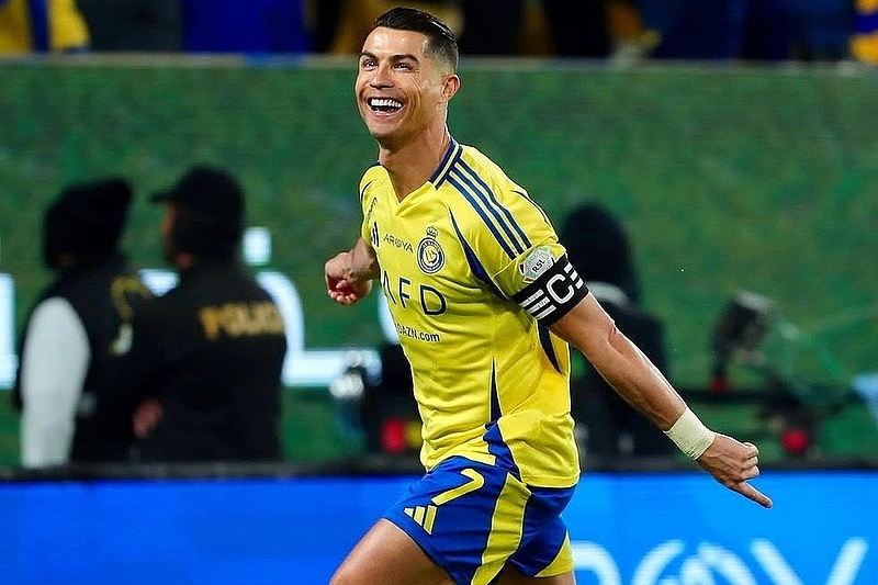 Vượt mặt Messi, Ronaldo đi vào lịch sử bóng đá