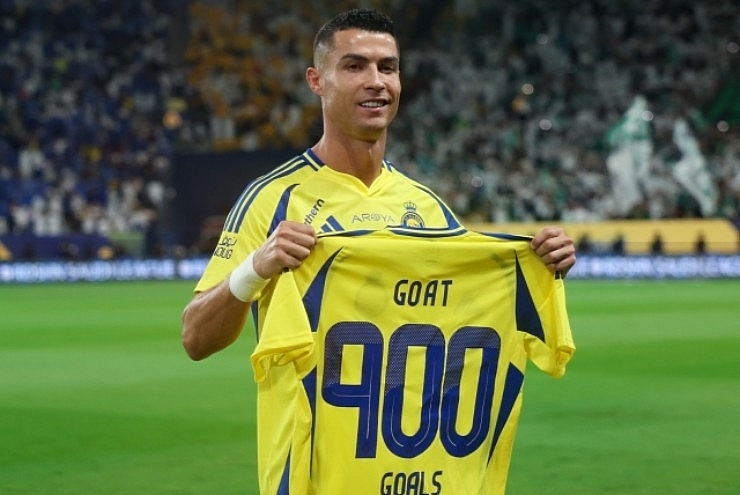 Vượt mặt Messi, Ronaldo đi vào lịch sử bóng đá