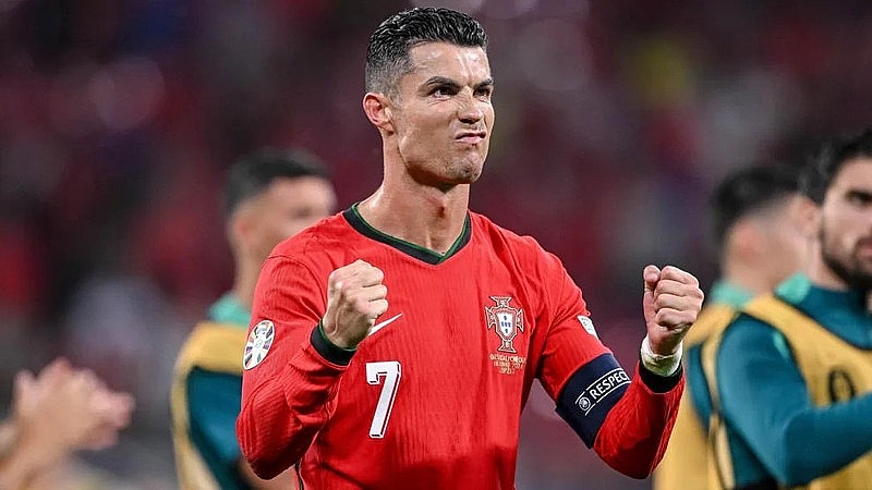 Vượt mặt Messi, Ronaldo đi vào lịch sử bóng đá