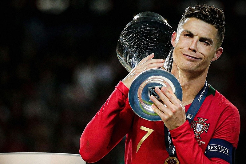 Vượt mặt Messi, Ronaldo đi vào lịch sử bóng đá
