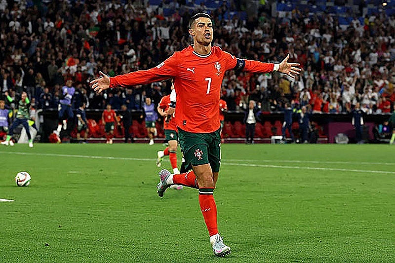 Vượt mặt Messi, Ronaldo đi vào lịch sử bóng đá