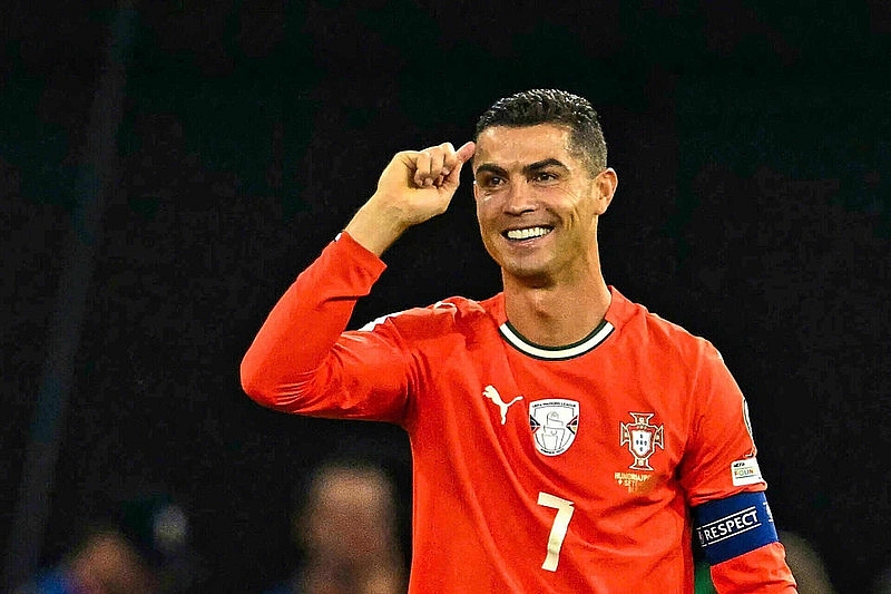 Vượt mặt Messi, Ronaldo đi vào lịch sử bóng đá