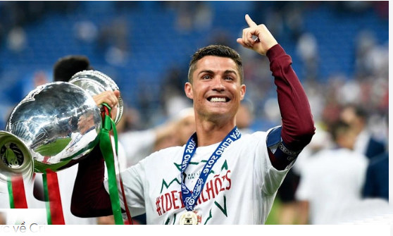 Vượt mặt Messi, Ronaldo đi vào lịch sử bóng đá