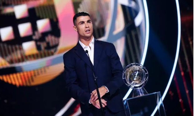 Vượt mặt Messi, Ronaldo đi vào lịch sử bóng đá