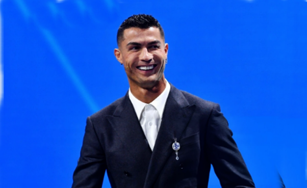 Vượt mặt Messi, Ronaldo đi vào lịch sử bóng đá