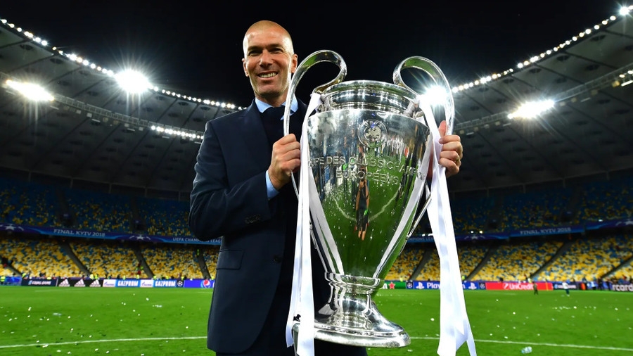 Huyền thoại Zidane tái xuất sân cỏ sau 4 năm vắng bóng