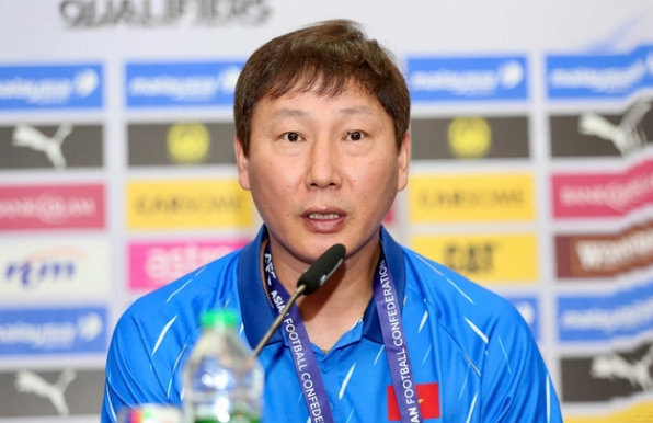 HLV Kim Sang Sik đánh giá tài năng của Đặng Văn Lâm