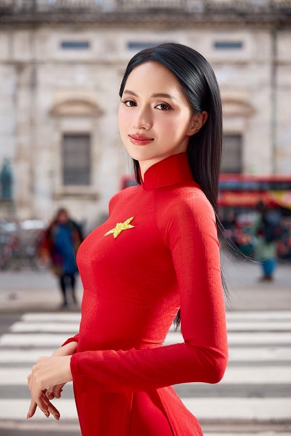Hương Giang ghi điểm với áo dài truyền thống trước thềm Miss Universe 2025