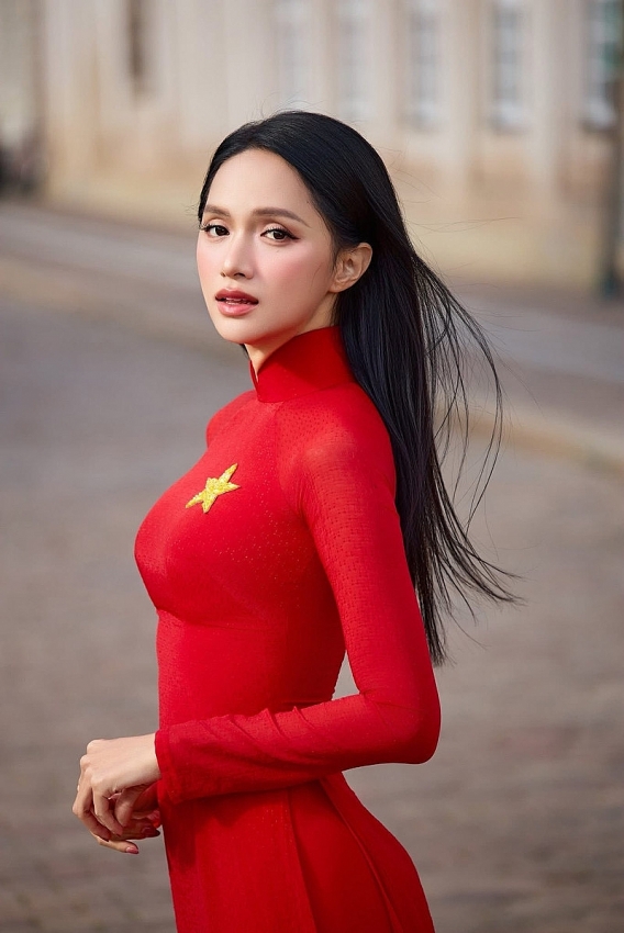 Hương Giang ghi điểm với áo dài truyền thống trước thềm Miss Universe 2025