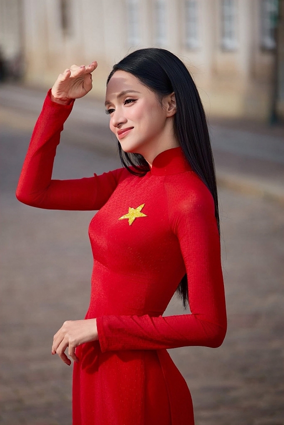 Hương Giang ghi điểm với áo dài truyền thống trước thềm Miss Universe 2025
