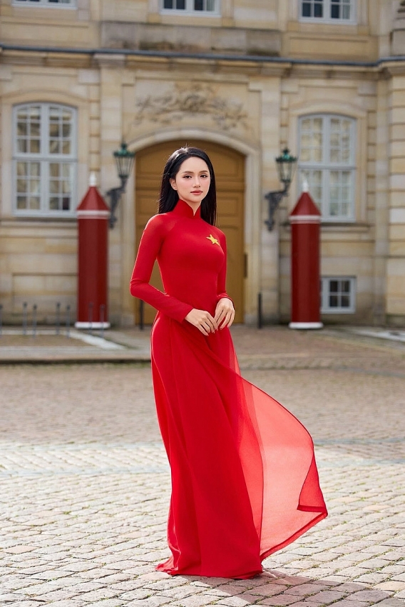 Hương Giang ghi điểm với áo dài truyền thống trước thềm Miss Universe 2025