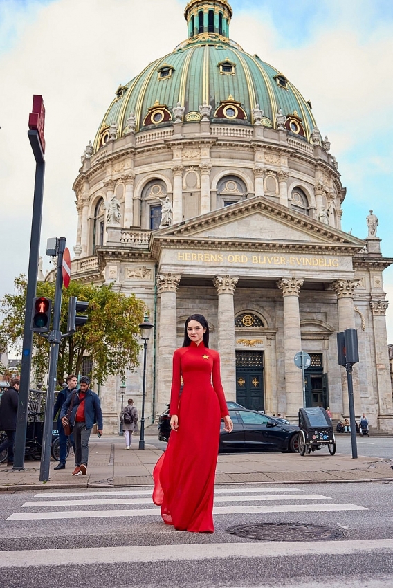 Hương Giang ghi điểm với áo dài truyền thống trước thềm Miss Universe 2025