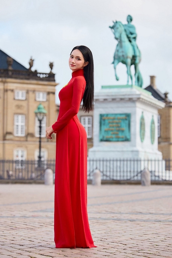 Hương Giang ghi điểm với áo dài truyền thống trước thềm Miss Universe 2025