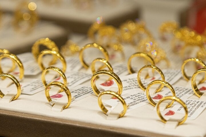 Người mua vàng nhẫn lỗ nặng trong một phiên Người mua vàng nhẫn lỗ nặng trong một phiên