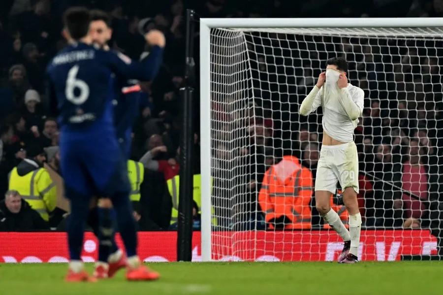 Arsenal bị phạt nặng vì ‘chơi chiêu’ với Man Utd ở FA Cup