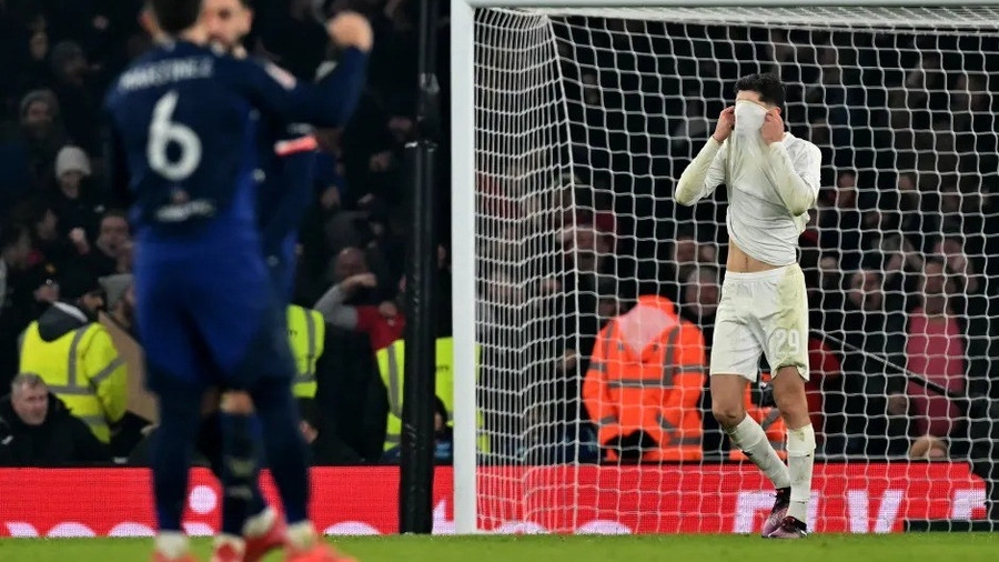 Arsenal bị phạt nặng vì ‘chơi chiêu’ với Man Utd ở FA Cup