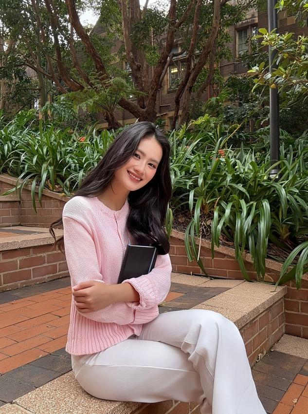 Ý Nhi gây sốt với nhan sắc rạng rỡ khi du học Australia