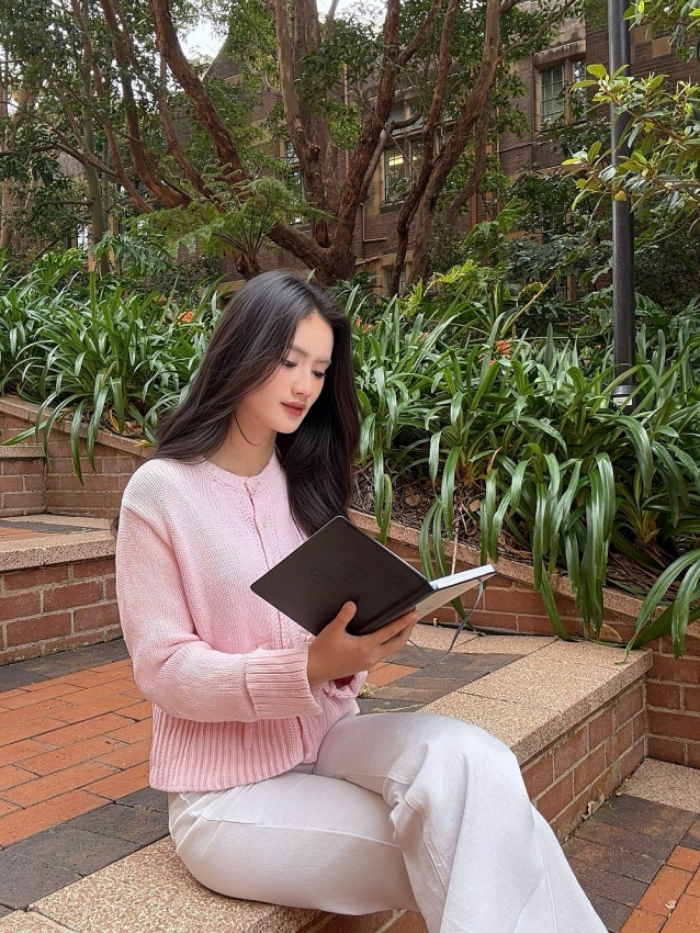 Ý Nhi gây sốt với nhan sắc rạng rỡ khi du học Australia