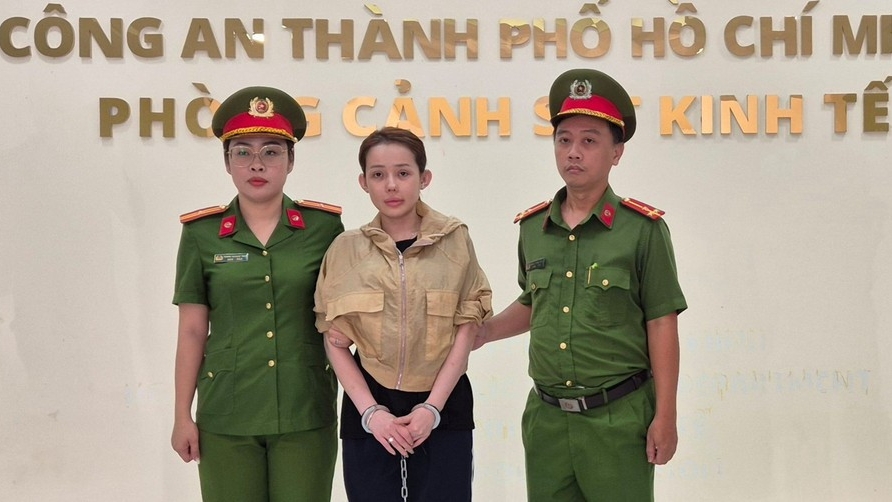 Ngân 98 cùng loạt người nổi tiếng vướng vòng lao lý vì buôn bán hàng giả