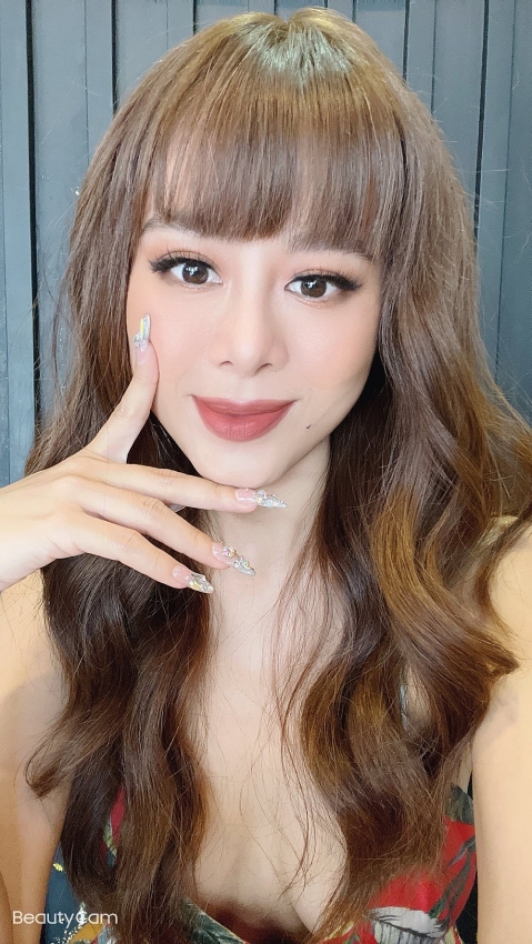 Nam Thư chịu khó lên sóng khoe nhan sắc rạng rỡ sau ồn ào tình ái