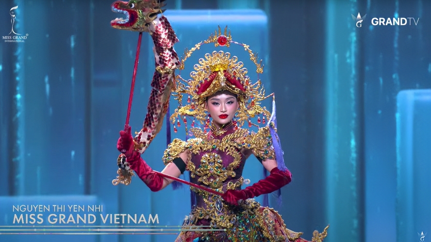 Yến Nhi trình diễn trang phục dân tộc nặng 30kg tại Miss Grand International