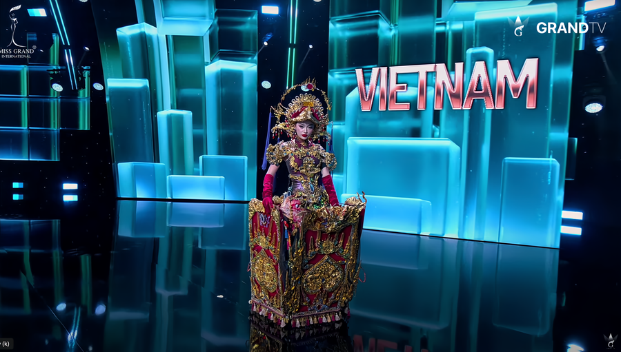 Yến Nhi trình diễn trang phục dân tộc nặng 30kg tại Miss Grand International