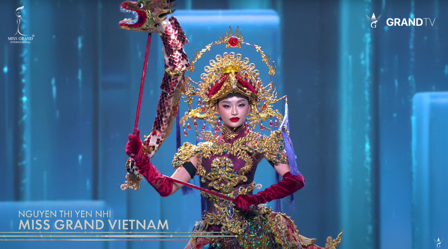 Yến Nhi trình diễn trang phục dân tộc nặng 30kg tại Miss Grand International