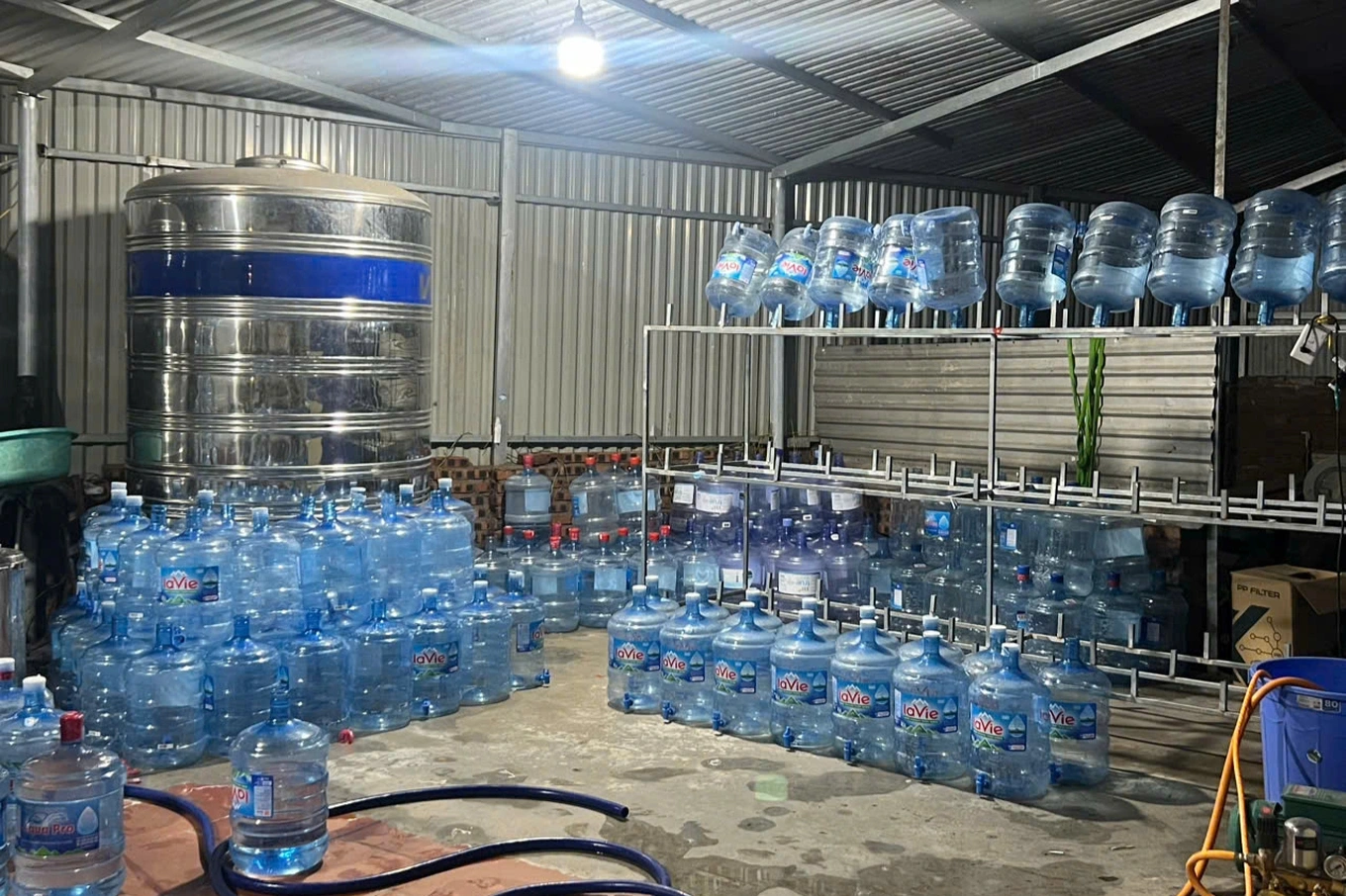 Hà Nội: Khoảng 20.000 bình nước Lavie giả đã được bán cho người dân