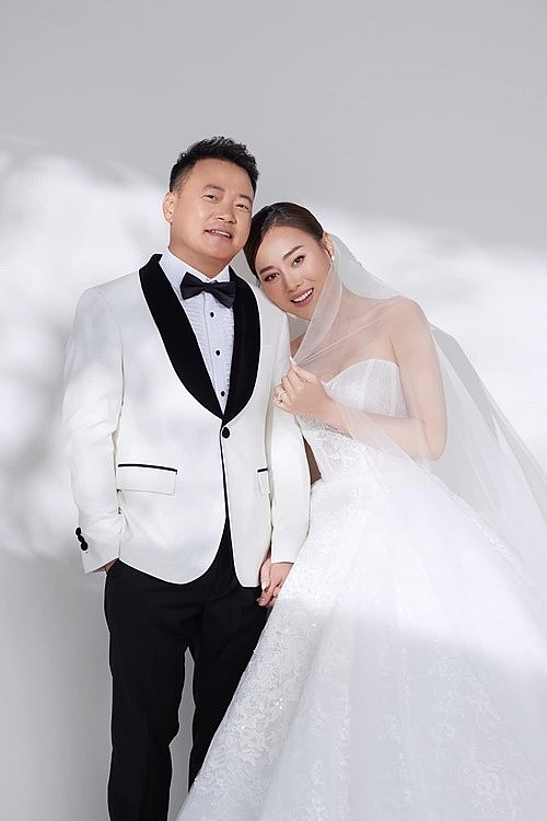 Shark Bình yêu đương ồn ào, chiều chuộng Phương Oanh hết mức