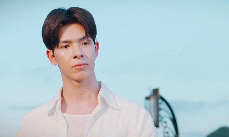 Tổng tài 'Gió ngang khoảng trời xanh' bị chê tơi tả, ngoài đời ra sao?