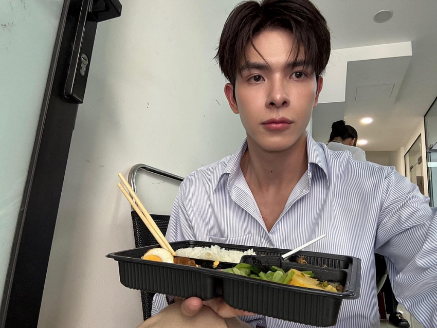 Tổng tài 'Gió ngang khoảng trời xanh' bị chê tơi tả, ngoài đời ra sao?