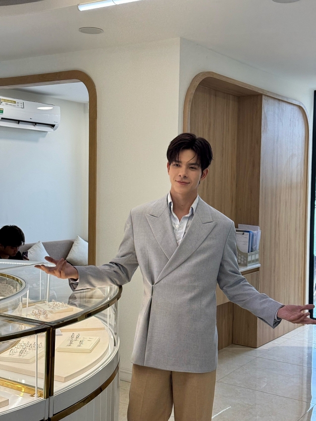 Tổng tài 'Gió ngang khoảng trời xanh' bị chê tơi tả, ngoài đời ra sao?