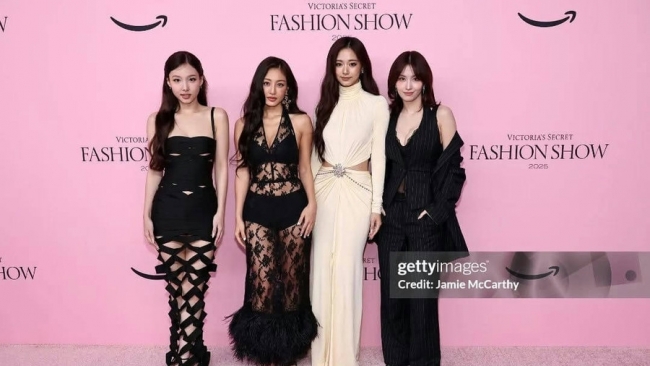 TWICE gây chú ý tại Victoria"s Secret với trang phục lấy cảm hứng từ đồ lót
