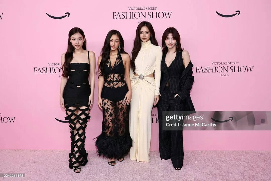 TWICE gây chú ý tại Victoria"s Secret với trang phục lấy cảm hứng từ đồ lót