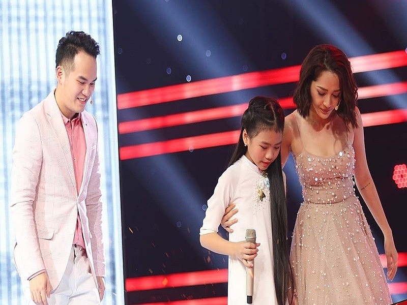 Bảo Anh gây chú ý khi hát trong lễ ăn hỏi của Hoa hậu Đỗ Thị Hà