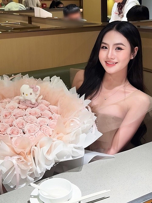Bảo Anh gây chú ý khi hát trong lễ ăn hỏi của Hoa hậu Đỗ Thị Hà