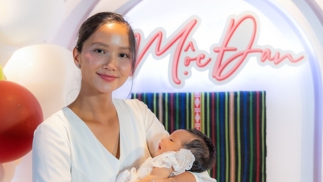 H'Hen Niê tinh tế tôn vinh văn hóa Ê Đê trong tiệc đầy tháng con gái