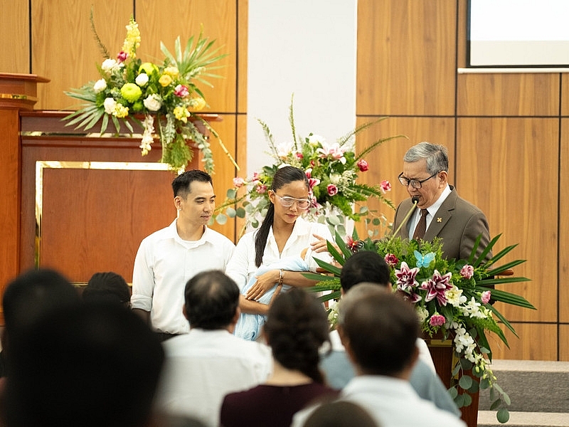 H'Hen Niê tinh tế tôn vinh văn hóa Ê Đê trong tiệc đầy tháng con gái