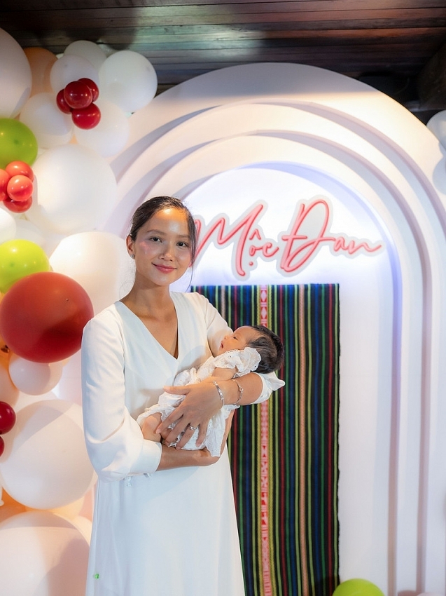 H'Hen Niê tinh tế tôn vinh văn hóa Ê Đê trong tiệc đầy tháng con gái