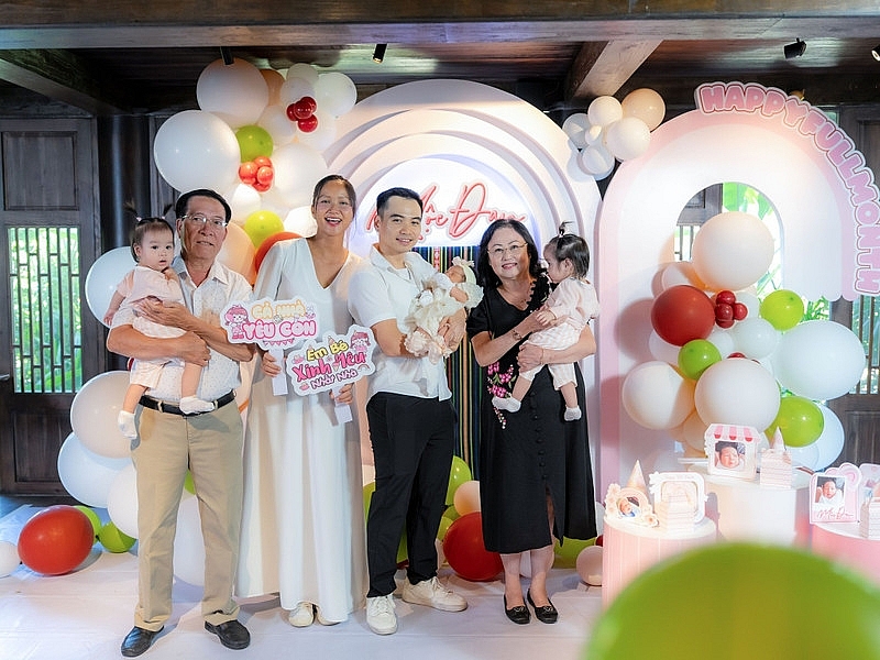 H'Hen Niê tinh tế tôn vinh văn hóa Ê Đê trong tiệc đầy tháng con gái
