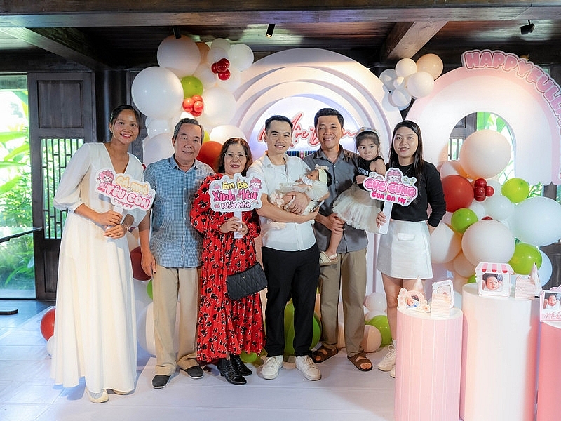 H'Hen Niê tinh tế tôn vinh văn hóa Ê Đê trong tiệc đầy tháng con gái