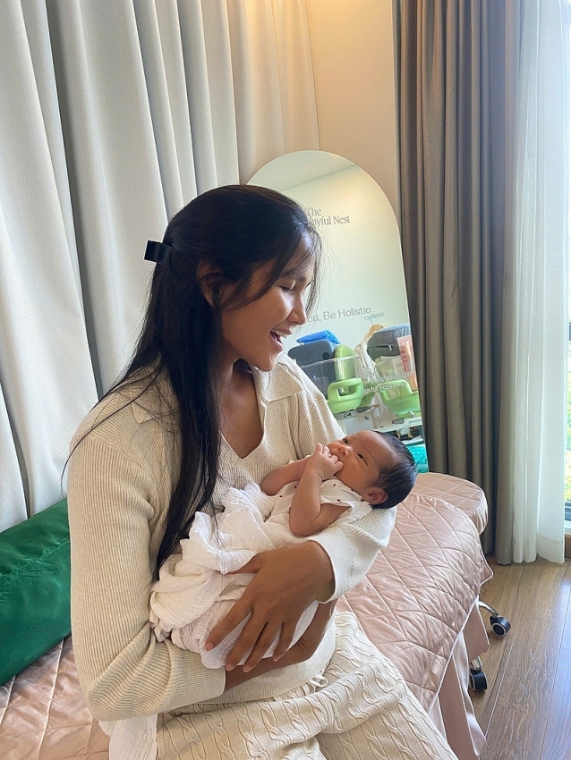 H'Hen Niê tinh tế tôn vinh văn hóa Ê Đê trong tiệc đầy tháng con gái