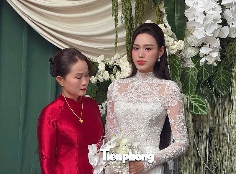 Hoa hậu Đỗ Thị Hà hạnh phúc trong ngày cưới